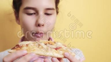 快乐的小女孩<strong>吃</strong>一片披萨的概念。 生活方式<strong>青</strong>少年儿童饥饿<strong>吃</strong>一片比萨饼。 慢动作